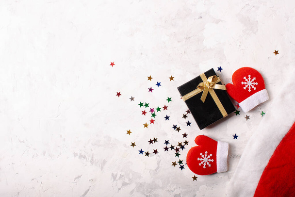 Χριστουγεννιάτικα κουτιά δώρου με κόκκινη κορδέλα και φιόγκο σε λευκό φόντο. Στην κορυφή. αντίγραφο χώρου. - Φωτογραφία, εικόνα