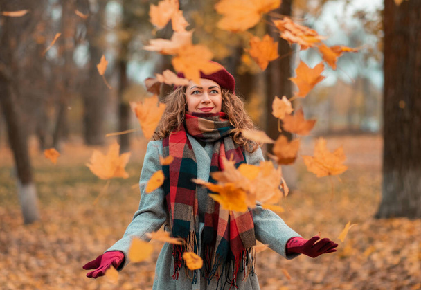 Soñadora hermosa chica con pelo natural en el fondo de otoño con hojas de colores. - Foto, imagen