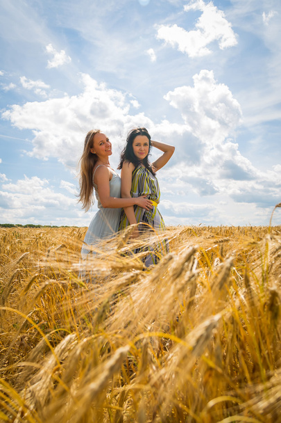 Mädchen stehen in einem Weizenfeld. - Foto, Bild