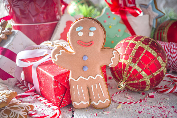  Karácsonyi mézeskalács cookie-k, ünnepi bögrék forró csokoládé, karácsonyi dekoráció és baubles, fehér háttér másolás hely - Fotó, kép