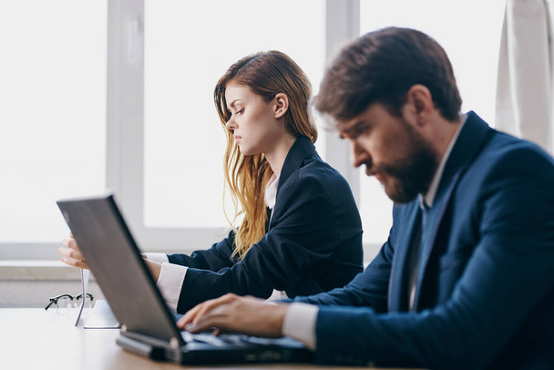 zakenman en vrouw zitten voor een laptop teamwork internet ambtenaren - Foto, afbeelding