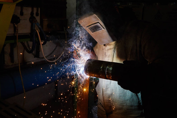 Electric welder at work. Type of profession. Industry - Foto, afbeelding