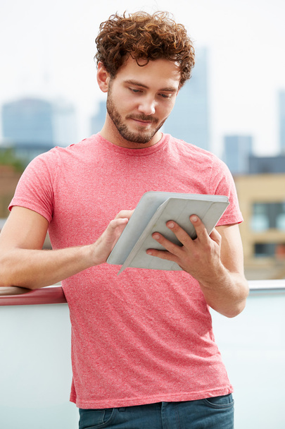 Man  Using Digital Tablet - Foto, afbeelding