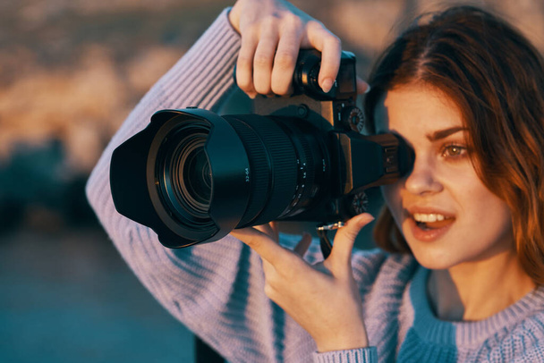 mujer con cámara en la naturaleza tomando fotos de paisaje Profesional - Foto, Imagen