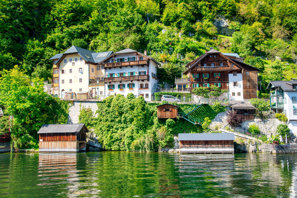 Niesamowite piękne miasto Hallstatt w sezonie letnim, Austria. Domy nad jeziorem. - Zdjęcie, obraz