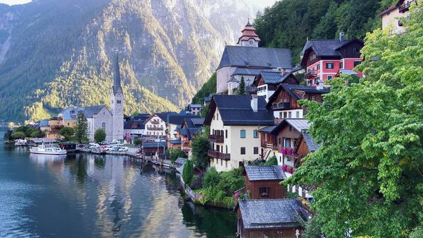 Hallstatt kaupunkikuva pitkin kaunista vuoristojärveä, Itävalta - Valokuva, kuva