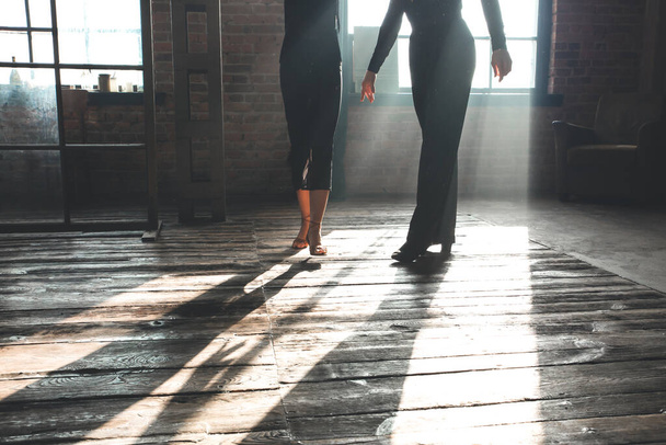 Пара ног двух профессиональных бальных танцоров танцуют на чердаке студии. Арт-перформанс с плотным дымом. Концепция Sport Life. Страсть и эмоциональный танец. - Фото, изображение