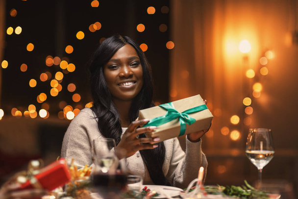 happy african woman with christmas gift at home - Foto, immagini