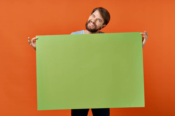 lustig Mann Werbung Marketing Kopie Raum orange Hintergrund - Foto, Bild