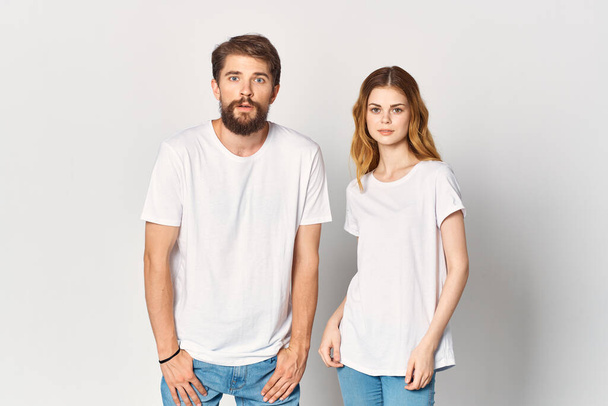 alegre joven pareja en blanco camisetas diseño de moda divertido Copiar espacio - Foto, imagen