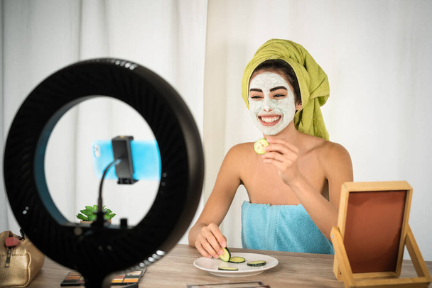 Счастливая молодая женщина vlogging в социальной сети во время ухода за кожей spa день - Люди wellness и технология концепция - Фото, изображение