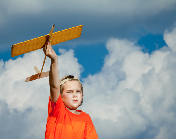 Pequeño niño jugando con avión
 - Foto, Imagen