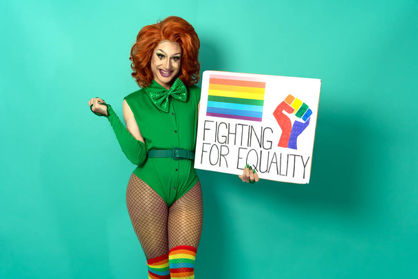 虹の旗を持つゲイのプライド保持バナーを祝うハッピードラァグクイーン – LGBTQ社会運動のコンセプト - 写真・画像
