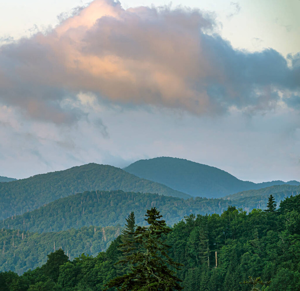 Great Smoky Mountains National Park είναι αμερικανικό εθνικό πάρκο στις νοτιοανατολικές Ηνωμένες Πολιτείες, με μέρη στο Τενεσί και τη Βόρεια Καρολίνα - Φωτογραφία, εικόνα