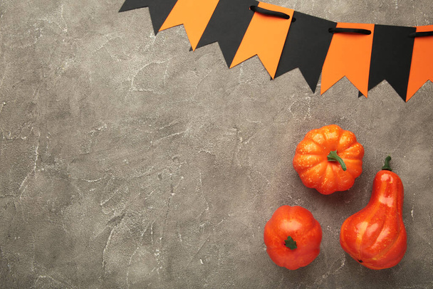 Halloween composition with pumpkins on grey background. Top view - Foto, Imagen