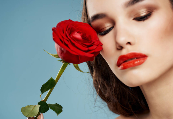 attraktive Frau mit Sonnenbrille nackte Schultern Make-up rote Lippen - Foto, Bild