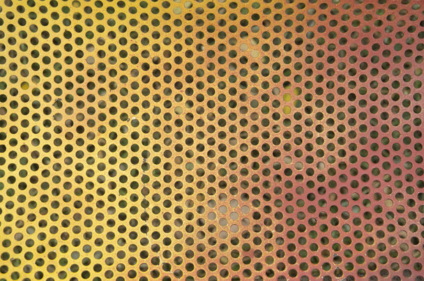 Zakrzywiona metalowa powierzchnia z wieloma okrągłymi otworami closeu - Zdjęcie, obraz