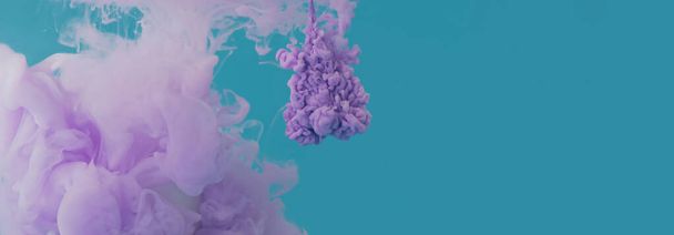 amplia pancarta con humo púrpura sobre un fondo azul minimalismo abstracto para el fondo con espacio libre para texto - Foto, Imagen