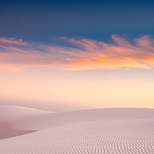 Flüsternde Wolken voller Farben tanzen über dem White Sands Nationalpark - Foto, Bild