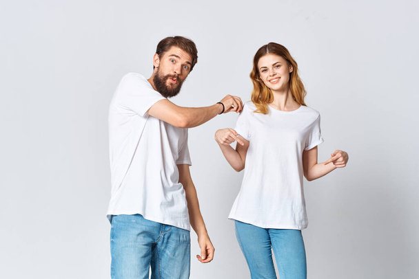 чоловік і жінка в білих футболках студія моди позує
 - Фото, зображення