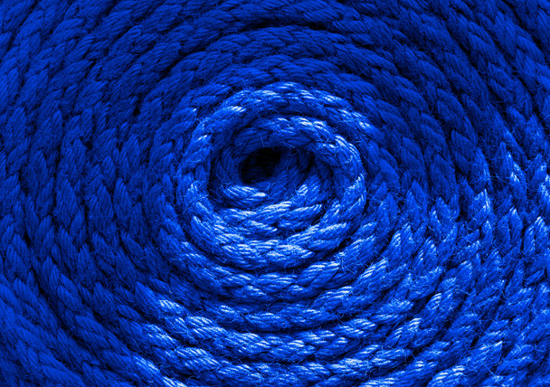 上から見るとヘビーデューティ明るい青コイル状の船ロープ。コンセプトコピースペースの丸みのある形状. - 写真・画像