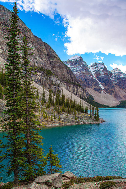 One of the most beautiful lakes in the world - Moraine Lake. The glacial lake is fed by glacier melt water and is located in the Valley of the Ten Peaks. Travel to northern Canada. Canadian Rockies - Foto, Bild