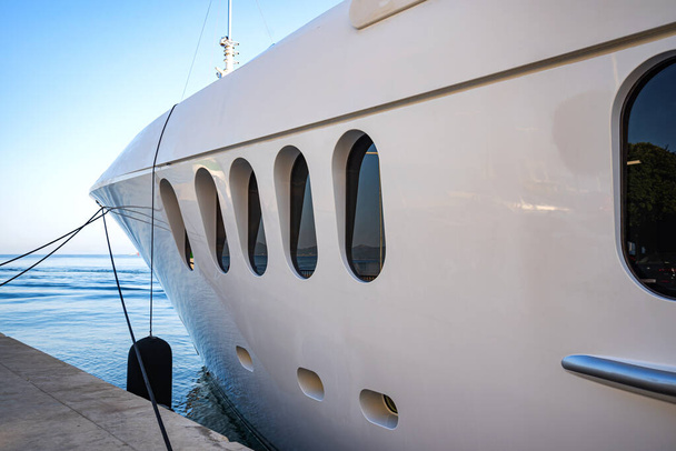 The bow of a yacht moored in the port. - Fotoğraf, Görsel