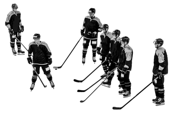 Egy csapat hokijátékos egyenruhában korcsolyázik, hokiütőt tartanak és pihennek a meccs előtt. Sportolókból álló csapat, fehér háttérrel. Monokróm illusztráció. Vektor. - Vektor, kép