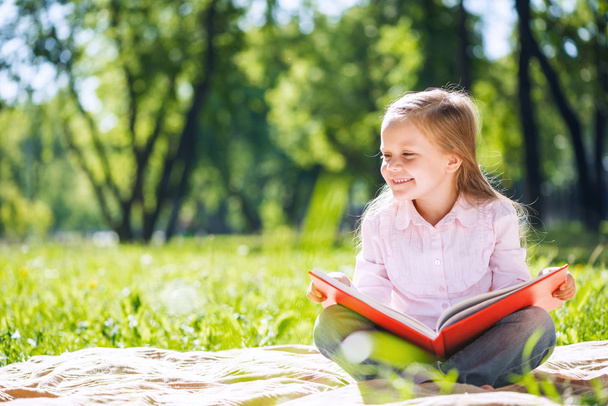 Girl in summer park reading book - Foto, immagini