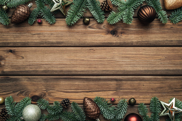 Vintage Kerst achtergrond met sparren takken grens. Platte lay, bovenaanzicht en kopieerruimte voor tekst - Foto, afbeelding