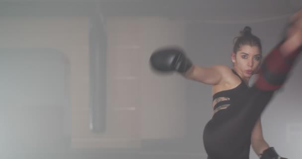 primer plano de una chica de boxeo en el gimnasio - Imágenes, Vídeo
