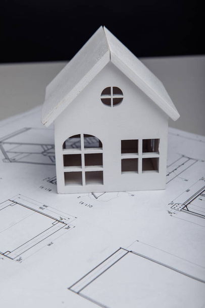 Modell des Hauses auf Zeichnung. Bau- und Architektenkonzept. Vertikales Bild - Foto, Bild