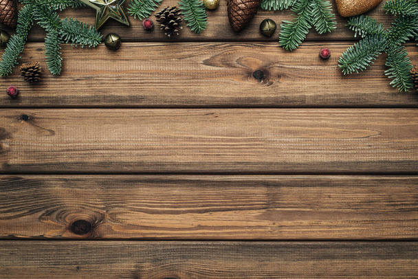 Fundo de Natal e Ano Novo com decorações de abeto em fundo de madeira vintage. Blank com um lugar para texto para a época festiva - Foto, Imagem