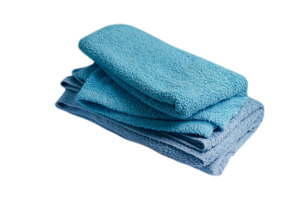 Blaues Handtuch isoliert auf weißem Hintergrund - Foto, Bild
