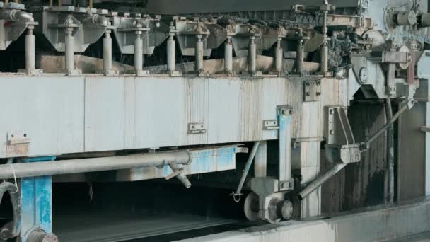 Εξοπλισμός κατασκευής Παράγουν σχάρες μηχανών χαρτιού στο μύλο χαρτιού. εξοπλισμός Μηχανές χαρτοποιίας σε χαρτοποιείο. Παραγωγή χαρτιού - Πλάνα, βίντεο