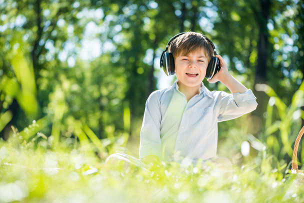 Boy enjoying music - Foto, immagini