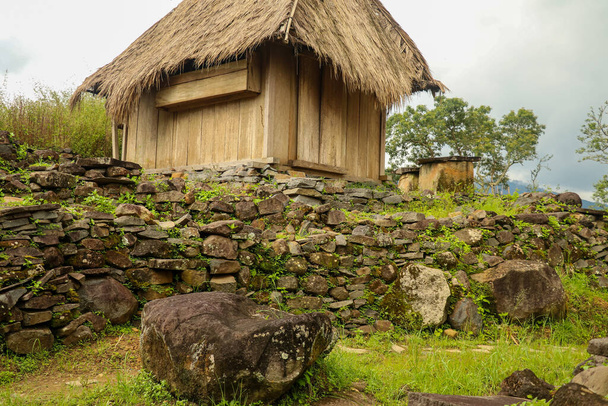 uma casa tradicional na aldeia de Wologai East Nusa Tenggara construída sobre pedras ordenadamente dispostas. - Foto, Imagem