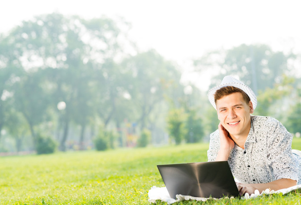 Homem trabalhando no parque com laptop
 - Foto, Imagem
