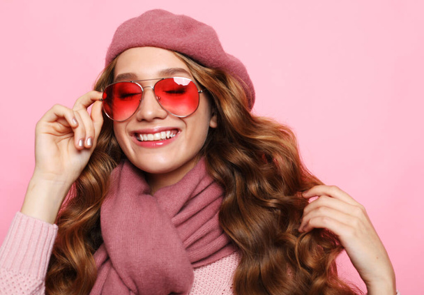 Lifestyle, emotion and people concept: Beautiful young smiling woman with long wavy hair wearing pink shirt and beret - Foto, Imagen