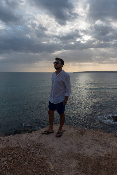 Jovem de camisa branca em Calo d es Mort, na ilha de Formentera, na Espanha, no verão de 2021. - Foto, Imagem