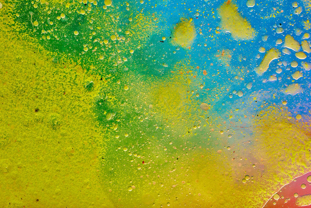 olieverf abstracte figuur schets van heldere kleuren op het doek van een getextureerde achtergrond - Foto, afbeelding