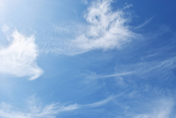 Altocumulus nube sul bel cielo blu, Nuvole morbide formazioni a zona tropicale - Foto, immagini