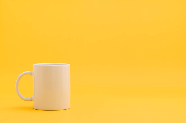 Drinking glass, coffee mug with yellow background - Foto, Imagem