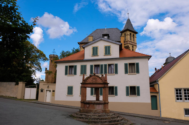 Η αρχαία κρήνη του 1546. σε σπίτια φόντο στο Oppenheim, Ρηνανία-Παλατινάτο, Γερμανία. Ιστορικός τουρισμός. - Φωτογραφία, εικόνα