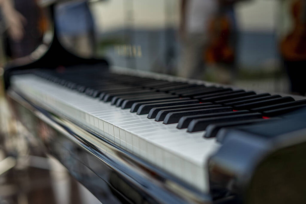 A selective focus shot of a black piano - Foto, Imagen