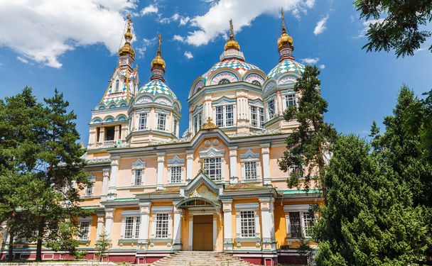 ALMATY, KAZAKHSTAN - CIRCA JUNE 2017: The Ascension Cathedral also known as Zenkov Cathedral a Russian Orthodox cathedral located in Panfilov Park in Almaty circa June 2017 in Almaty. - Foto, imagen