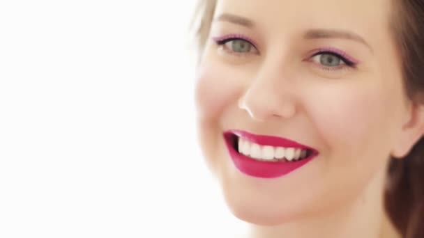 Schoonheid gezicht portret van jonge vrouw glimlachen, perfecte witte tanden glimlach, glamour make-up met natuurlijke cosmetica, mooie Kaukasische model poseren voor huidverzorging en make-up - Video