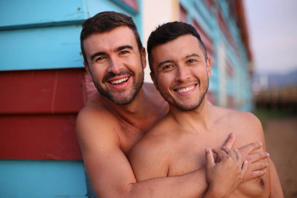 onnellinen nuori paidaton homo pari syleilee ulkona - Valokuva, kuva