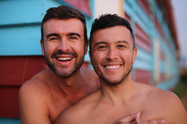 feliz jovem sem camisa gay casal abraçando ao ar livre - Foto, Imagem