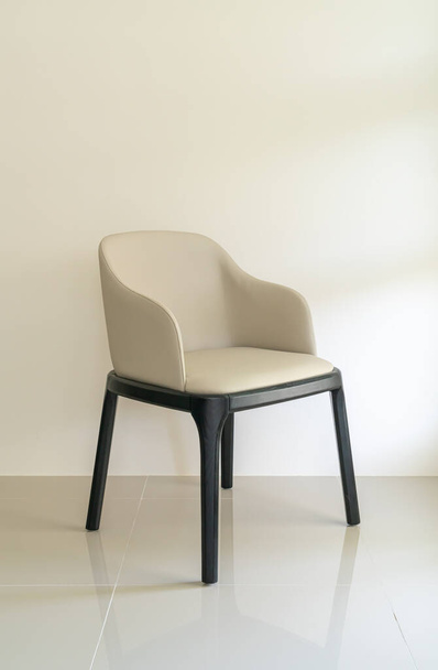 δερμάτινη τραπεζαρία καρέκλα κάθισμα με τοίχο - Φωτογραφία, εικόνα